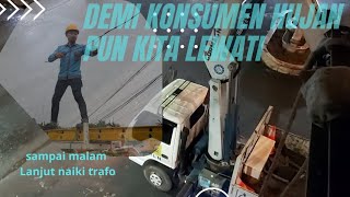 udah rutinitas meski pun hujan tetap kita gass,, sampai malam lanjut ganti trafo semangat