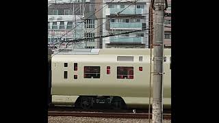 ミュージックホーンを鳴らしながら八王子駅を出発して行きます…ＪＲ東日本周遊型寝台列車TRAINSUITE四季島【E001形】