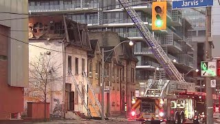 2 firefighters injured in abandoned building blaze