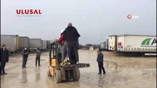 Avrupa'ya kaçmak için dorsede sabahlayan göçmenler forkliftle böyle çıkarıldı