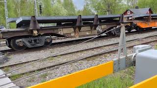 Tungt ståltåg 15933 med 40 vagnar dras av MB loken 4013+4003. Passerar bommarna i Älvsbyn.