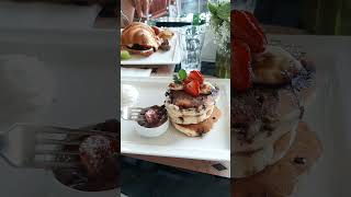 صبحانه روز تعطیل باید اینجوری باشه🍓🥞