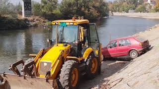 KRALJEVO: Automobilom zamalo sleteo u Ibar, zaustavila ga kašika bagera