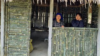 Linh and the girl completed the kitchen together with bamboo.