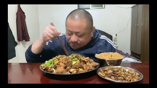 蒜苗炒拆骨肉盖饭，酸辣粉，兰花豆，一杯低度糯米饮料，造就完了