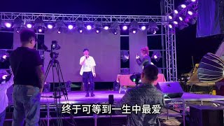 宝妈带孩子赶集理发，晚上二哥到枫枫大舞台助力唱歌