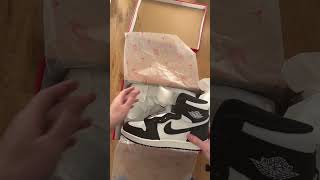 Black or white laces?? #nike #jordan #sneakers #jordan1 #unboxing