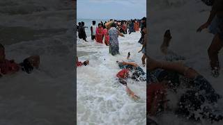 তীব্রগতির ঢেউয়ে করুণ অবস্থা 😱 🌊 😭 #viral #scene #sea  #beach #waves #shorts