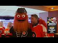 forsberg and gritty peter forsberg takes in a flyers game and gritty stops by to say hello