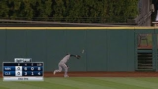 MIN@CLE: Fuld makes a nice running catch in center