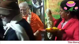 Nikhil Biswa Akhanda Sangha Pradhan Porom Pujoniyo #SriSriDADAMONI arrived at Sealdah Station.