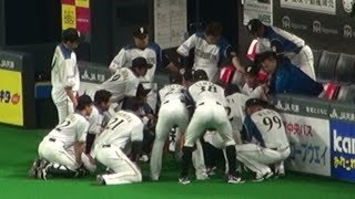 20190530 試合前円陣の声出しをする中田翔にちょっかい出して叩かれる西川遥輝