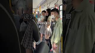 温馨提示：男孩子坐公交车 一定要找个没人的角落躲起来！不然很容易被美女偷看🌚 #路人 #搞笑 #沙雕 #仓也