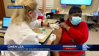 Children's Wisconsin employees get vaccine