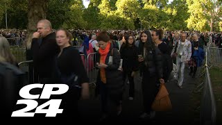 Queue for queen's coffin 'paused' as wait hits 14 hours