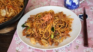 日本炒面 Yakisoba   真是很美味！鱿鱼给得到海洋的风味。四种酱料的惊人混合赋予了均衡的味道：同时具有甜味，咸味和伍斯特酱的酸度。海苔粉，小块的腌姜和七味粉使这道菜具有日本的签名。