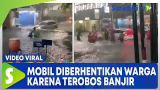 Mobil Diberhentikan Warga Karena Terobos Banjir Hingga Timbulkan Ombak