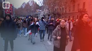 ერთობის ჯაჭვის შემდეგ, მოქალაქეები პარლამენტის შენობისკენ მიემართებიან