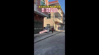 女子出门买米上演大戏，前一秒霸气女侠，后一秒娇羞女娃#剧情