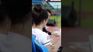 2023.06.25 #李多慧 #이다혜  遞紙巾給韓華鷹加油啦啦隊長洪昌和擦汗並小聊