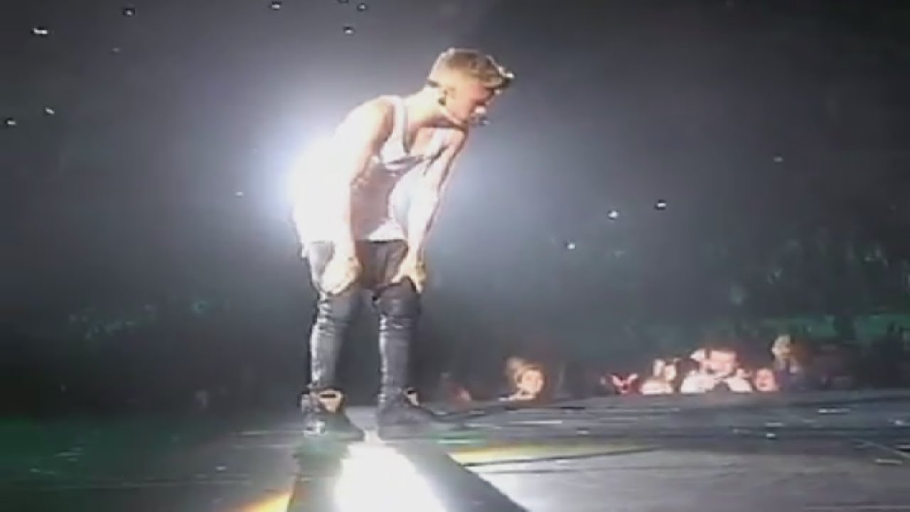 Justin Bieber Grinding On Stage