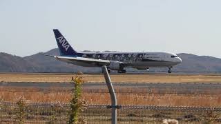 着陸する653便のANA　「鬼滅の刃」ジェット 弐　（JA608A）　　B767　　【岡山桃太郎空港】