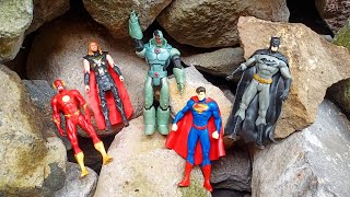 Menemukan Super Hero Superman, Batman, Thor, Cyborg, The Flash, Di Tumpukan Batu
