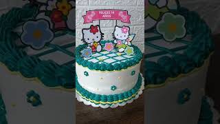 Hermosa torta con decoración de Hello Kitty🥰