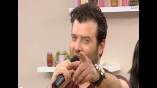 Ο Λάμπης Λιβιεράτος τραγουδαέι στα