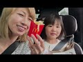 4歳の娘がアメリカのマックのドライブスルーに挑戦！ これは大人でも難しい😱〔 1107〕