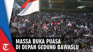 Pengunjuk Rasa Buka Puasa di Depan Bawaslu