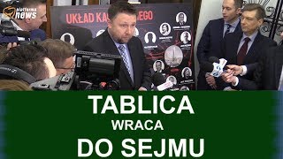 Tablica z Układem Kaczyńskiego wraca do Sejmu!