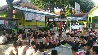 kegiatan makan bersama siswa kelas 7, 8, dan 9 di lapangan sekolah 🤗