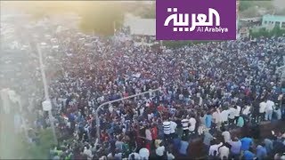 المحتجون أمام مقر البشير رغم تحذيرات مجلس الدفاع