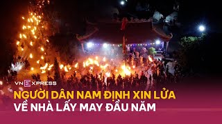 Người dân Nam Định xin lửa về nhà lấy may đầu năm | VnExpress