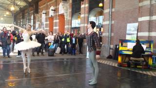 Ballet at public piano @ station Nijmegen (the Netherlands) | Junior Company