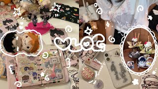 택배를 까자 만카도 가자 다꾸도 ¿  • otaku vlog • 택배깡 랜덤 굿즈 홍대 만화카페 데못죽 이디야 콜라보 • | 사카데이 하이큐 갑타 |