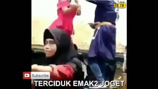 video heboh tercyduk emak - emak lagi asik joget.....