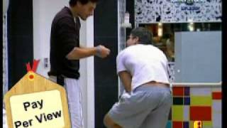 BBB8 - Marcos corta o calcanhar com a unha num belo tombo