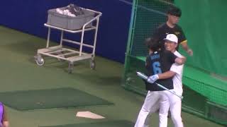 オールスター大城卓三 源田壮亮と再会して抱き合う【2023年オールスター第1戦7月19日】