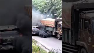 detik detik truk keluar asap tebal