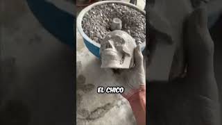 Este chico lava una piedra y aparece un cráneo!