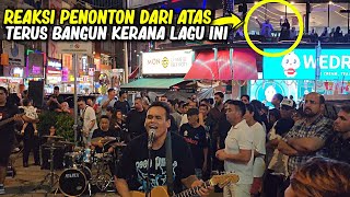 Lagu dari Sudirman buat penonton dari kedai Pak Arab bangun berdiri siap bagi flashlight dekat Bob