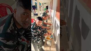 फौजी भाई एक साथ खाना खाते हुए🙏👇//#crpf #army #youtubeshorts #viral #shortsvideo