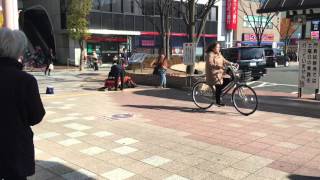 京阪古川橋駅前で踊るおばあさん01