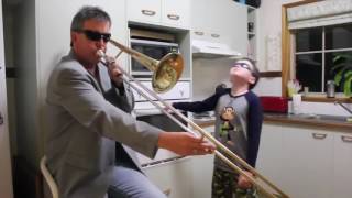 DIVERTIDÍSIMO Padre e Hijo Haciendo de las Suyas Cuando Mamá No Está En Casa