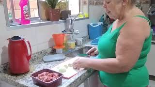 Tirinhas de bife com champignon, cebola e tomate