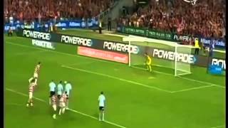 kaleci penaltıyı atacağı yeri gösteriyor-penalty savior