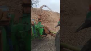 Heizohack HM 6-300 wood chipper on John Deere 6100