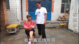 姐姐给小光2000元装空调，妈妈知道后说了啥，小光只好把钱给妈妈